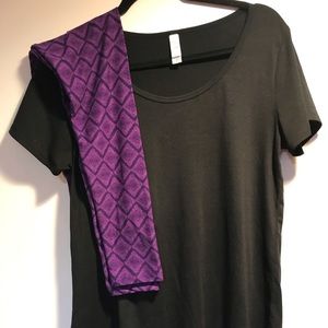 Lularoe Small Classic T w/OS Leggings